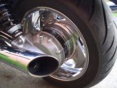 <p>Triumph Rocket III mit Hochglanzverdichteten Felgen.</p>