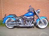 <p>Harley Davidson Fat Boy mit polierten Felgen und Weißwandreifen.</p>