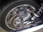 <p>Triumph Rocket III mit Hochglanzverdichteten Felgen.</p>