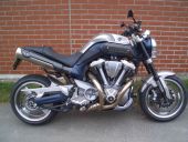 <p>Yamaha MT01 mit polierten und lackierten Felgen. Carbon Heckumbau mit Akrapovic Endschalldämpfern. Carbon Lufteinlässe. LED Miniblinker hinten und LED Ochsenaugen im Lenker. Zubehör Kennzeichenhalter. Hinterradabdeckung in Fahrzeugfarbe lackiert</p>