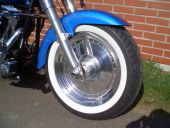<p>Harley Davidson Fat Boy mit polierten Felgen und Weißwandreifen.</p>